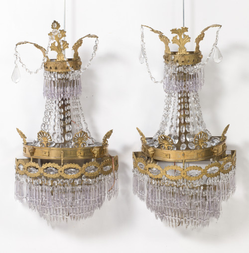 Pareja de apliques de metal dorado y cuentas de cristal tal