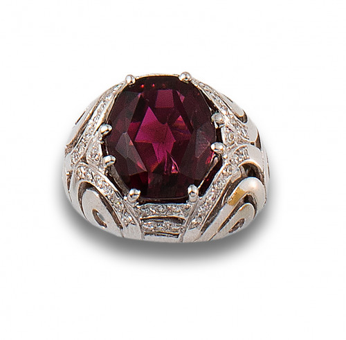 XS1966.400. GRAN SORTIJA DE TURMALINA, BRILLANTES Y ORO BLA