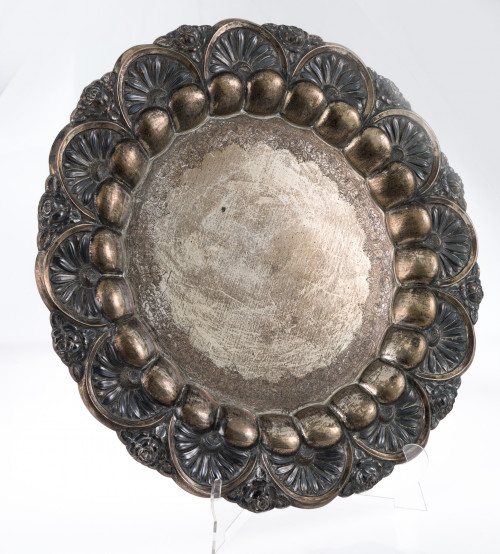  Gran fuente circular en plata decorativa portuguesa