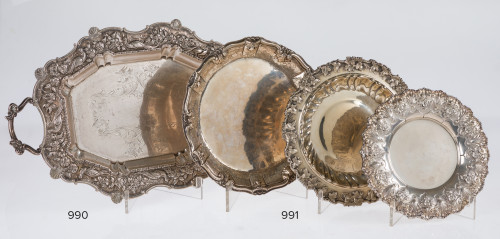 Tres platos de plata con ala decorada