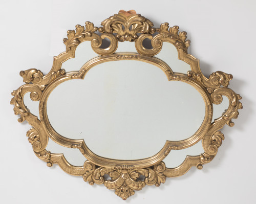 Espejo de madera tallada y dorada siguiendo modelos barroco