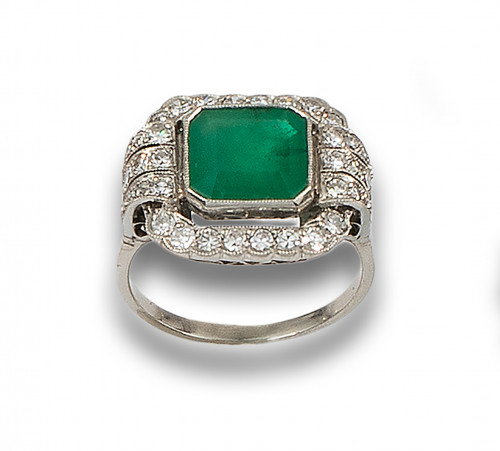 SORTIJA, ESTILO ART DECÓ DE ESMERALDA, DIAMANTES Y PLATINO