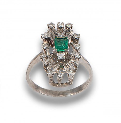 SORTIJA LANZADERA, AÑOS 70, DE ORO BLANCO, DIAMANTES Y ESME