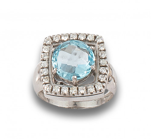 SORTIJA DE ORO BLANCO, TOPACIO Y DIAMANTES