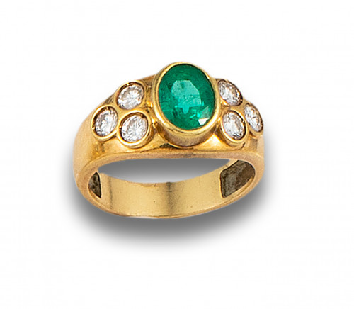SORTIJA DE ORO AMARILLO ESMERALDA Y BRILLANTES