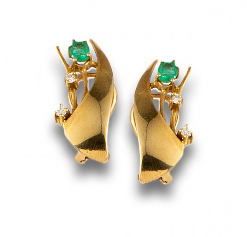 PENDIENTES DE ORO AMARILLO, DIAMANTES Y ESMERALDAS