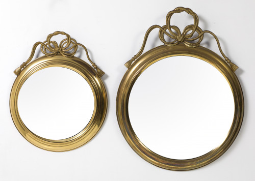 Espejo de latón dorado rematado por lazo, España, S. XX