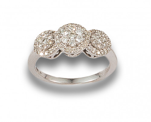 sORTIJA TRIPLE ROSETÓN DE DIAMANTES, TALLA BRILLANTE, EN OR