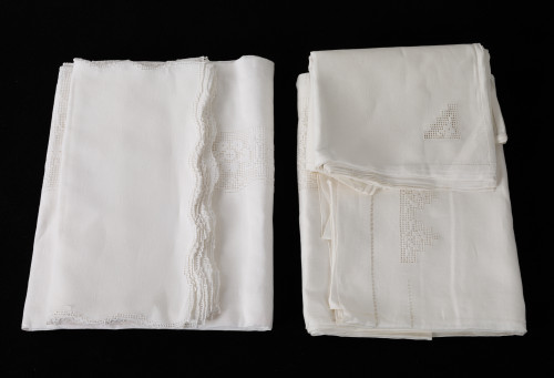 Mantelería de hilo blanco y doce servilletas