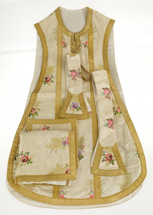 Casulla litúrgica con flores