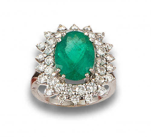 SORTIJA DOBLE ROSETÓN DE DIAMANTES CON ESMERALDA CENTRAL, E