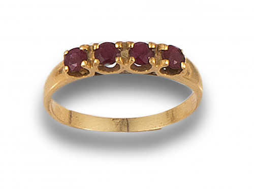 SORTIJA MEDIA ALIANZA DE RUBÍES, EN ORO AMARILLO