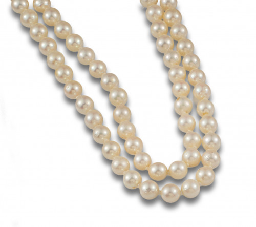 COLLAR DE DOS HILOS DE PERLAS CULTIVADAS, BROCHE DE ORO CON