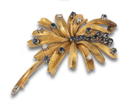 BROCHE, AÑOS 7O, DE ORO, DIAMANTES Y ZAFIROS