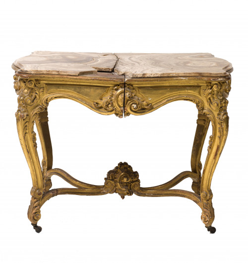 Mesa de estilo Luis XV de madera tallada y dorada, S. XIX