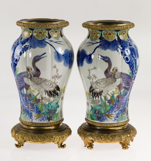 Pareja de jarrones de porcelana oriental