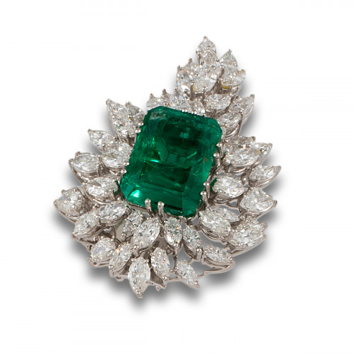 BROCHE DE ESMERALDA, DIAMANTES Y ORO BLANCO