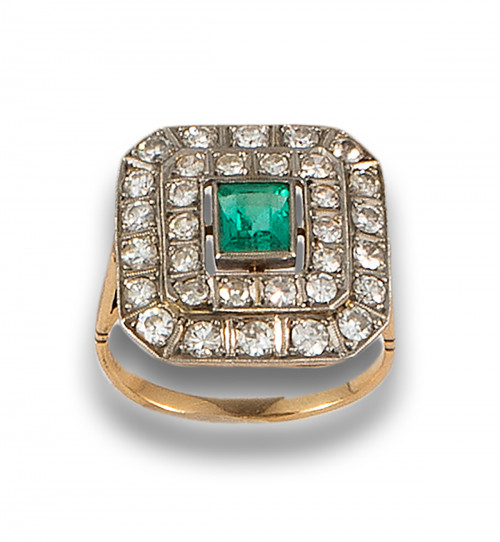 SORTIJA ROSETÓN DE DIAMANTES Y ESMERALDA CENTRAL, EN ORO AM