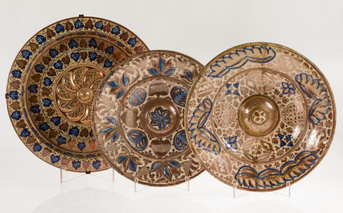 Plato de tetón cerámica de Manises, ffs. S. XIX - pps. S. XX