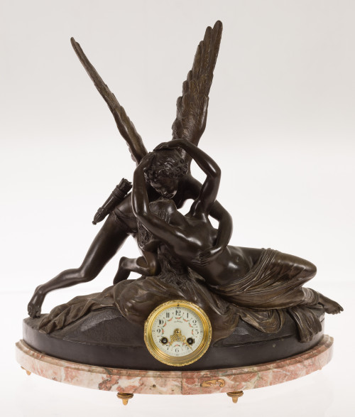 Reloj rematado por figura de Eros y Psique según el modelo 