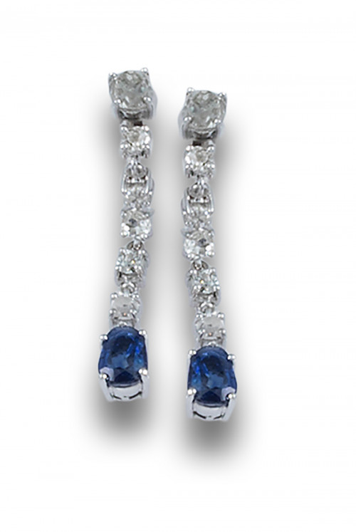 PENDIENTES LARGOS DE DIAMANTES Y ZAFIROS, ORO BLANCO