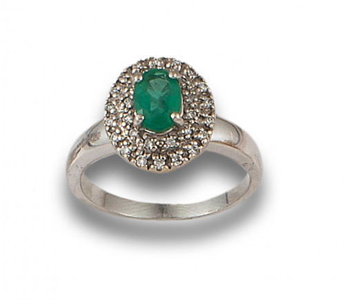 SORTIJA ROSETÓN DE ESMERALDA, DIAMANTES Y ORO BLANCO