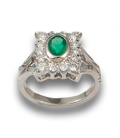 SORTIJA, ESTILO ANTIGUO, DE ESMERALDA, DIAMANTES Y ORO BLAN