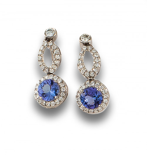 PENDIENTES LARGOS DE DIAMANTES Y TANZANITAS, EN ORO BLANCO