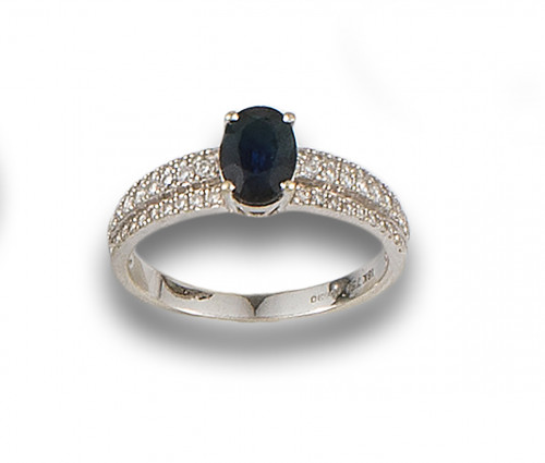 SORTIJA DE ZAFIRO, DIAMANTES Y ORO BLANCO