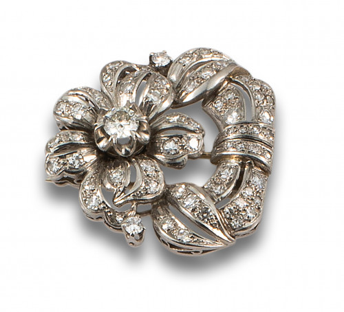 BROCHE, AÑOS 50 DE PLATINO Y DIAMANTES