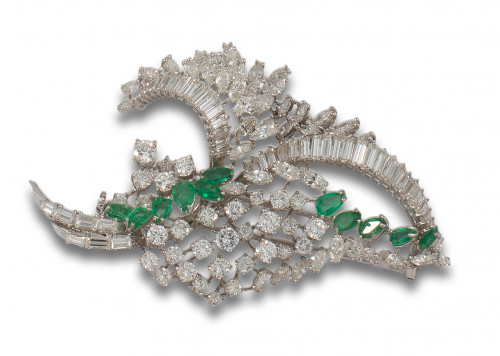 BROCHE, AÑOS 60, DE DIAMANTES, ESMERALDAS Y PLATINO