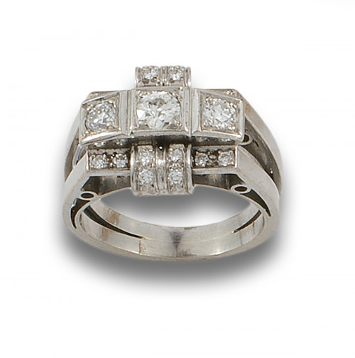 sORTIJA, ESTILO ART DECÓ, DE DIAMANTES Y PLATINO