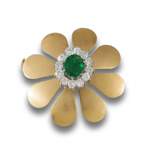BROCHE FLOR DE ESMERALDA Y BRILLANTES, EN ORO AMARILLO MATE