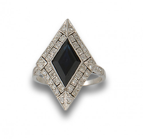 SORTIJA ROMBÓ, ESTILO ART DECÓ DE PLATINO, DIAMANTES Y ZAFI