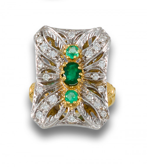 SORTIJA LANZADERA DE ESMERALDAS, DIAMANTES Y ORO BICOLOR