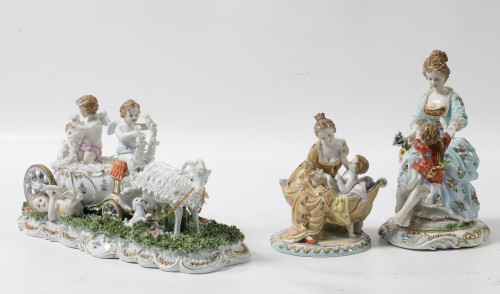 "Damas con niños", dos grupos de porcelana esmaltada, S. XX