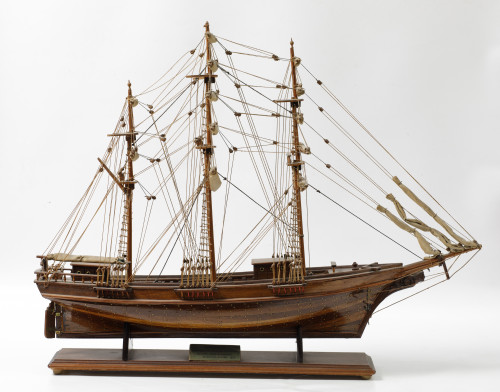 Maqueta de barco de madera realizada por Rafael Munoa