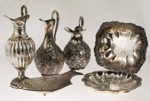 Dos jarras de plata con decoración de vides, España, med.S.