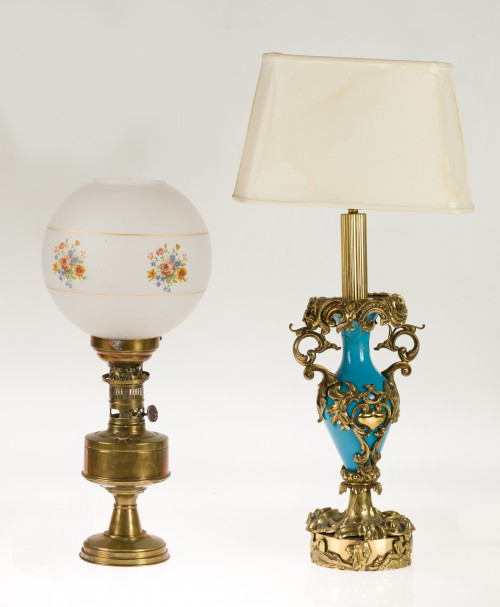 Lámpara de mesa montada en metal dorado y loza esmaltada en