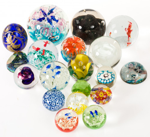 Colección de pisapapeles de cristal