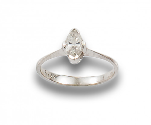 SORTIJA SOLITARIO DE DIAMANTE MARQUISE Y ORO BLANCO