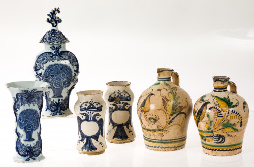 Dos jarrones, uno con tapa de cerámica esnmaltada, Delft, S
