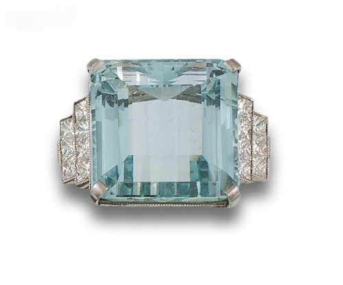 GRAN SORTIJA, ESTILO ART DECÓ, DE AGUAMARINA CENTRAL ESTIMA