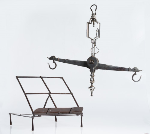 Antiguo atril de mesa de hierro con remaches y patas de vela