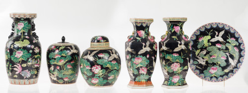 Pareja de jarrones y plato en porcelana esmaltada siguiendo