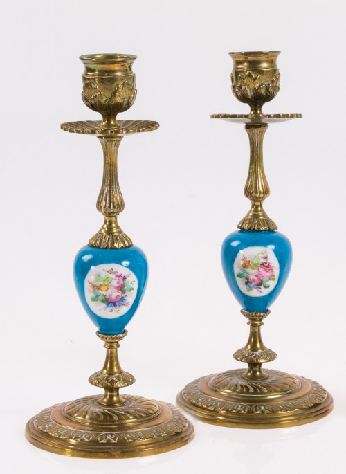 Pareja de candeleros siguiendo modelos de Sèvres, S.XX