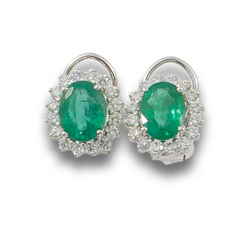 PENDIENTES ROSETONES DE ESMERALDAS, DIAMANTES Y ORO BLANCO