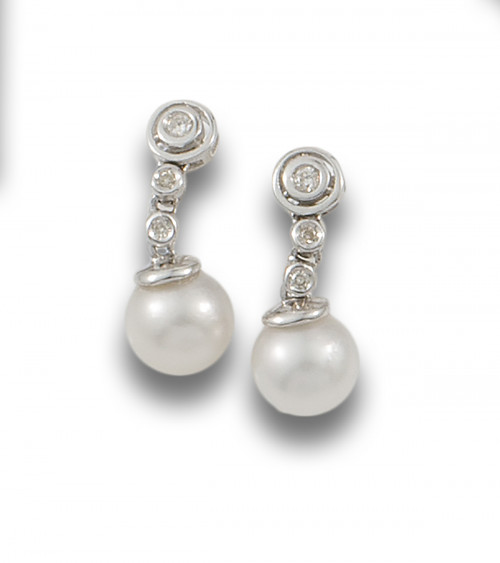 PENDIENTES COLGANTES DE PERLAS Y DIAMANTES, EN ORO BLANCO