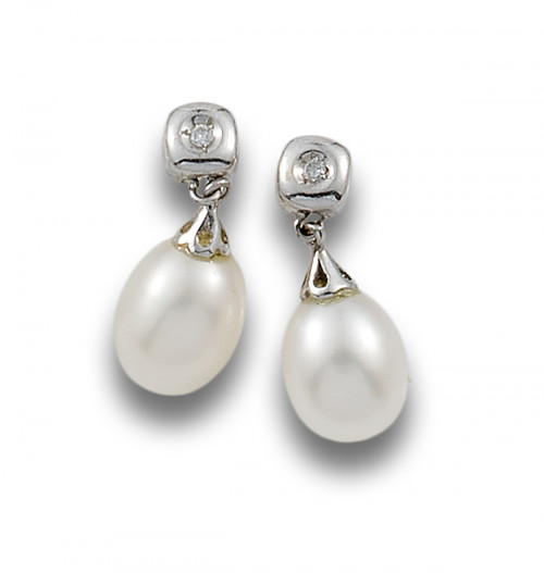 PENDIENTES COLGANTES DE DIAMANTES Y PERLA, EN ORO BLANCO