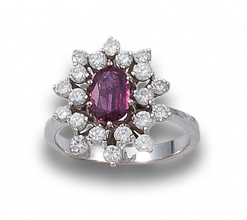 SORTIJA, AÑOS 60, DE RUBÍ, DIAMANTES Y ORO BLANCO